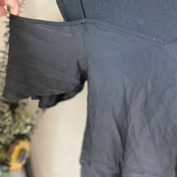 4/$20 ASOS Cold Shoulder Lightweight Black Crop Top Size 4 - Picture 2 of 8